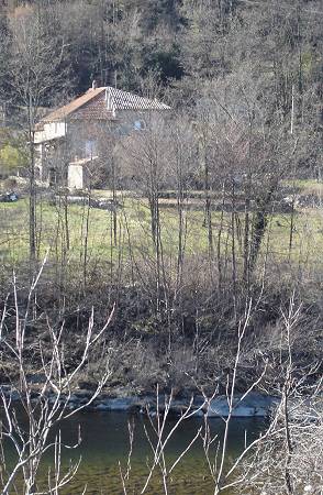 L'habitation est fort bien située et protégée des vagues de touristes de l'été.
Il est possible d'en profiter pleinement de juin à septembre. ggaltier_009.jpg